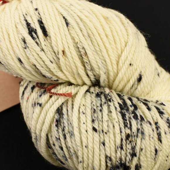 MadelineTosh DK Twist Yarn Merino Wool Hand-Dyed Minimal Sweet Nothing Optic - Picture 2 of 3